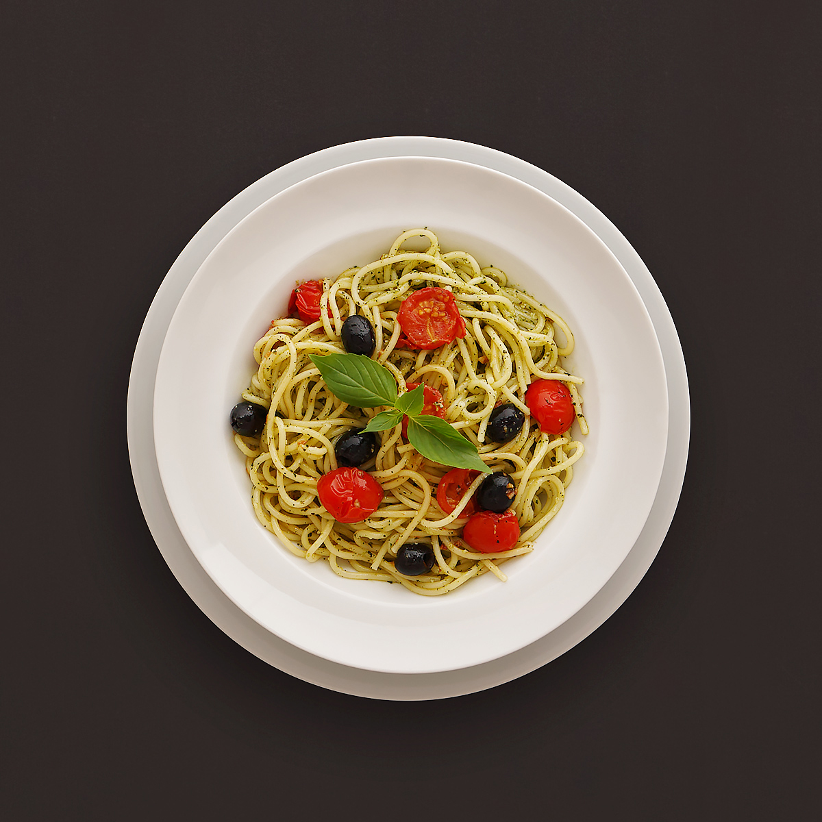 Spaghetti mit Basilikum-Minzpesto, schwarzen Oliven und Tomaten Rezept ...